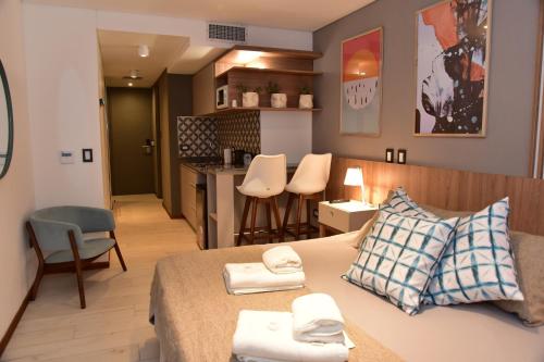 Cette petite chambre comprend un lit et une cuisine. dans l'établissement Nuevo Centro Apart Hotel & Suites, à Marcos Juárez