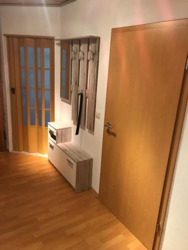 Habitación con puerta y suelo de madera. en Gästewohnung Starsiedel, en Lützen