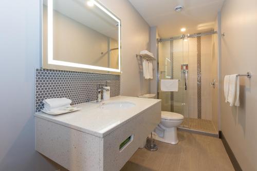 a bathroom with a sink and a toilet at Motel au Vieux Piloteux in Rivière-du-Loup