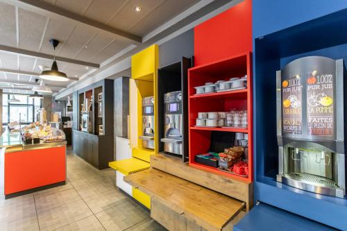 Příslušenství pro přípravu čaje a kávy v ubytování Ibis Bourges Centre, Hôtel Restaurant