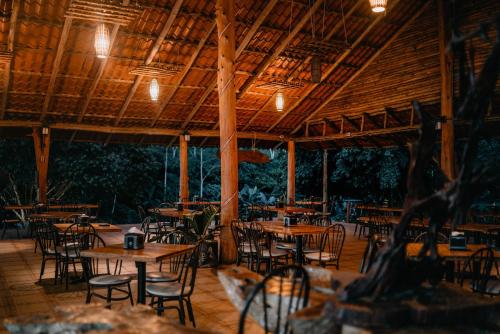 un restaurante vacío con mesas y sillas de madera en Hotel del Bosque, en Río Cuarto