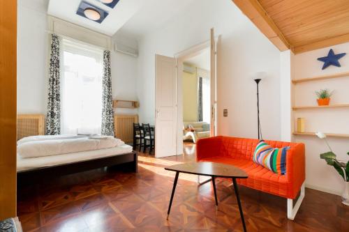 A bed or beds in a room at Luxury central Apartment