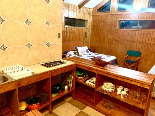 una cucina con piano di lavoro e piano cottura in una stanza di Cabañas Maria Hau a Hanga Roa