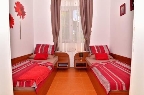 um quarto com duas camas e uma janela em Sunny Hills Villas em Bryastovets