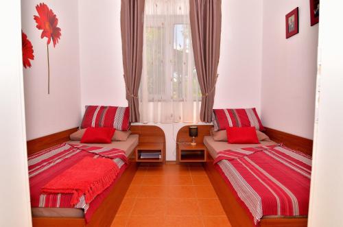 una habitación con dos camas y una ventana en BulgariaVilla - Sunny Hills Villas, en Bryastovets