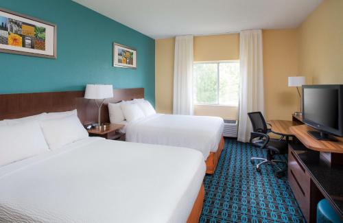 A bed or beds in a room at Fairfield Inn & Suites by Marriott Quincy