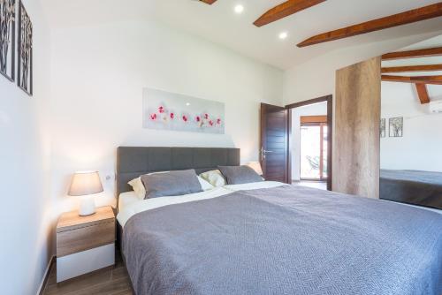 Un dormitorio con una cama grande con una manta azul. en Apartments Villa Elena 3, en Cavtat