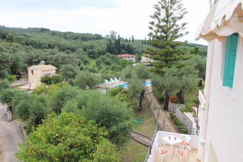 Πισίνα στο ή κοντά στο Frankis Apartments Agios Spyridonas Perithia