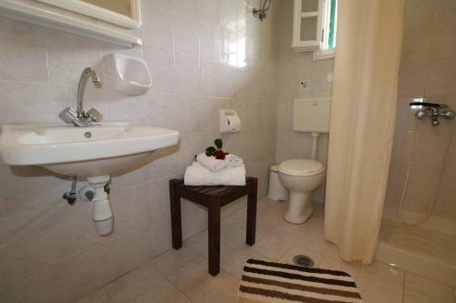 Ένα μπάνιο στο Frankis Apartments Agios Spyridonas Perithia