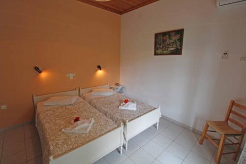 Ένα ή περισσότερα κρεβάτια σε δωμάτιο στο Frankis Apartments Agios Spyridonas Perithia