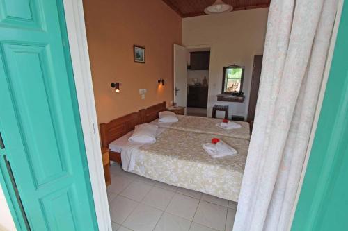 Ένα ή περισσότερα κρεβάτια σε δωμάτιο στο Frankis Apartments Agios Spyridonas Perithia