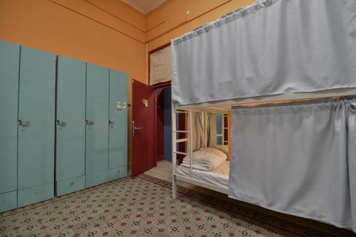 Кровать или кровати в номере Roger's Hostel Tel Aviv (age 18-45)