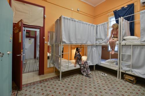 Кровать или кровати в номере Roger's Hostel Tel Aviv (age 18-45)