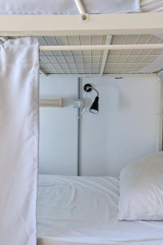 Кровать или кровати в номере Roger's Hostel Tel Aviv (age 18-45)