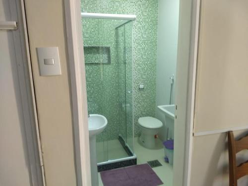 ein Badezimmer mit Glasdusche und Toilette in der Unterkunft Andar Alto Frente Ipanema in Rio de Janeiro