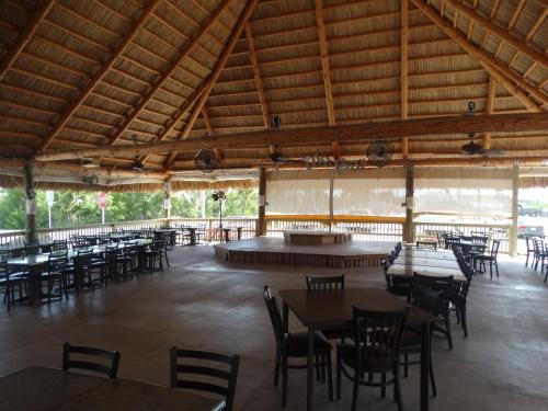 un comedor con mesas y sillas en un edificio en Looe Key Reef Resort and Dive Center en Summerland Key