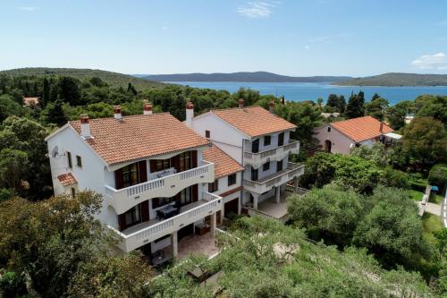 een luchtzicht op een huis met uitzicht op het water bij Apartments Mrva in Ugljan