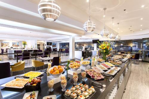 una línea de buffet con muchos tipos diferentes de comida en Radisson Bogota Metrotel en Bogotá