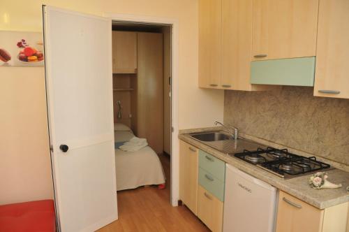 Η κουζίνα ή μικρή κουζίνα στο Villaggio Camping Torre Salinas