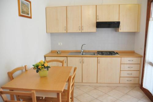 Η κουζίνα ή μικρή κουζίνα στο Villaggio Camping Torre Salinas