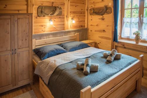 1 dormitorio con 1 cama en una cabaña de madera en Pine Cottage, en Cserszegtomaj