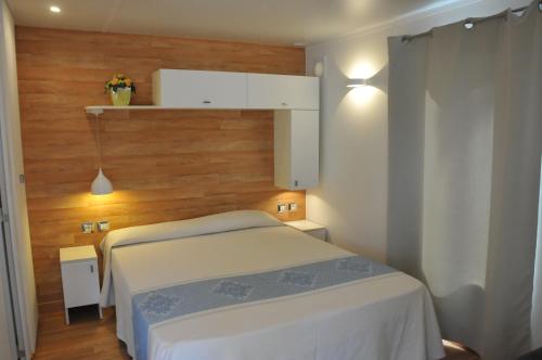 Ένα ή περισσότερα κρεβάτια σε δωμάτιο στο Villaggio Camping Torre Salinas