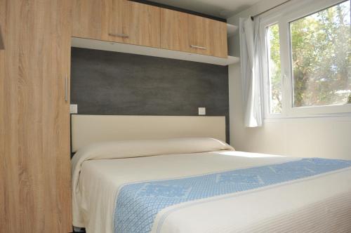 Ένα ή περισσότερα κρεβάτια σε δωμάτιο στο Villaggio Camping Torre Salinas
