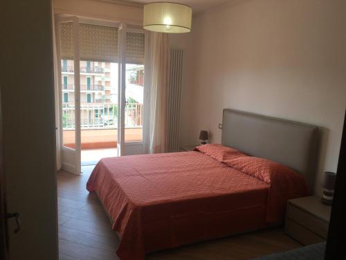 - une chambre avec un lit et une grande fenêtre dans l'établissement MINERVA, à Deiva Marina