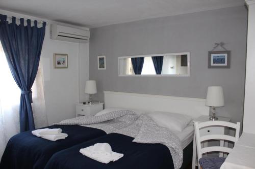 1 dormitorio con 2 camas y toallas. en Karmelita's place -studio, en Šibenik