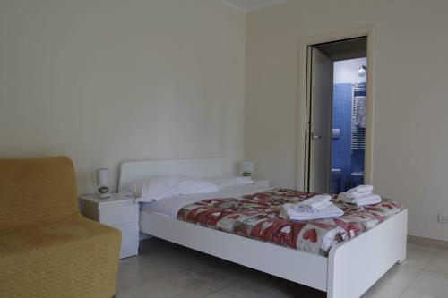 - une chambre avec un lit, une chaise et une fenêtre dans l'établissement AL VILLINO DUSE, à Gênes