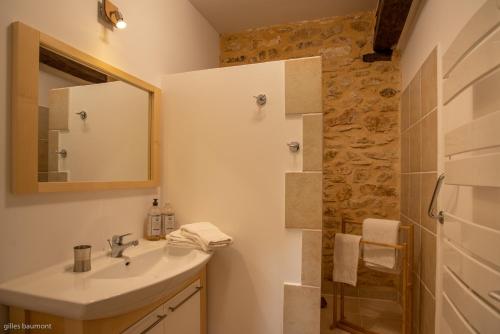 Bathroom sa Le Petit Manoir de Vitrac