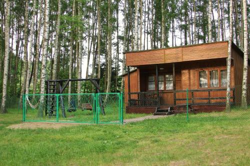 Cabaña pequeña con parque infantil en el bosque en Domek w Borkowie, en Borkowo