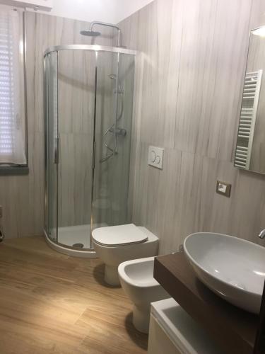La salle de bains est pourvue d'une douche, de toilettes et d'un lavabo. dans l'établissement MINERVA, à Deiva Marina