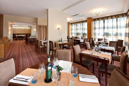 Un restaurante u otro lugar para comer en Warwick Geneva