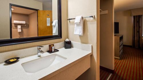 Ett badrum på Best Western Plus Executive Suites Albuquerque