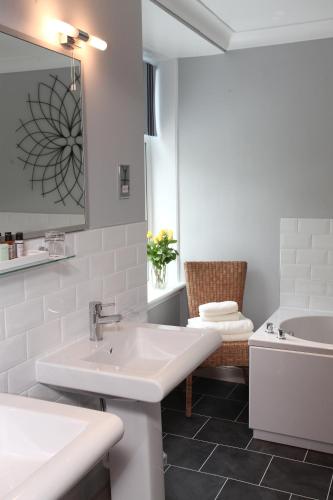 Bilik mandi di All Seasons Philipburn, BW Signature Collection