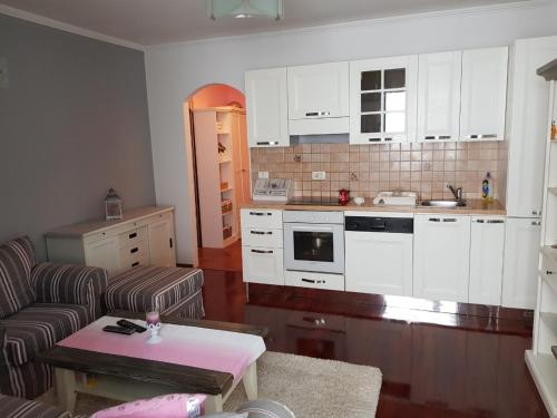 eine Küche mit einem Sofa und einem Tisch in einem Zimmer in der Unterkunft Cozy apartment in Rovinj in Rovinj