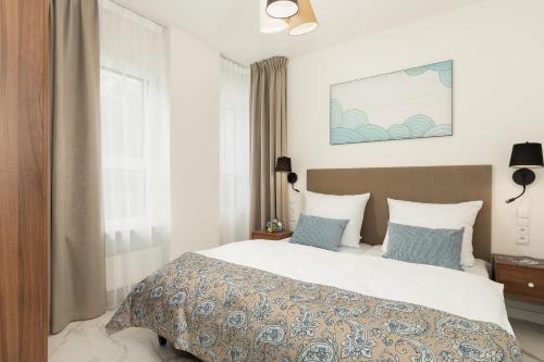 Un pat sau paturi într-o cameră la Aquamarina Onyx Marina Invest