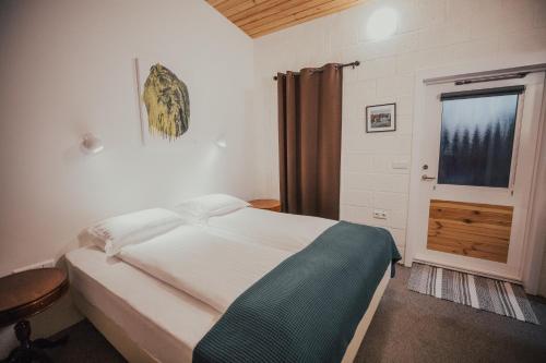 Un dormitorio con una cama grande y una ventana en Birkilauf en Myvatn