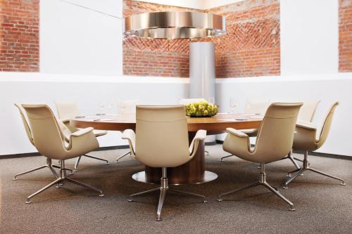a dining room with a table and chairs at Mövenpick Hotel Hamburg City in Hamburg