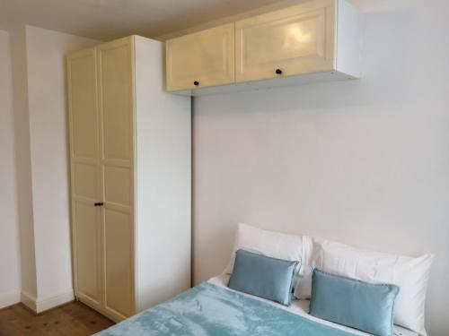 Cama ou camas em um quarto em Dream Time Apartments-Aqua Suite