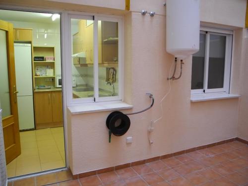 un chapeau accroché au mur d'une cuisine dans l'établissement Apartamentos La Casa de Bebita, à Fuengirola