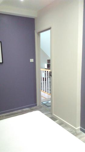 Cette chambre dispose d'une porte menant à un balcon. dans l'établissement la maison du bonheur, à Roquetoire