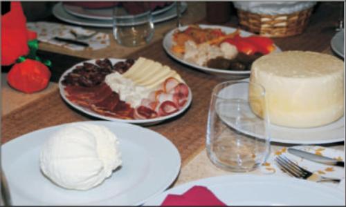 una mesa con platos de comida y un pastel en Agroturism Stara Štala, en Borut