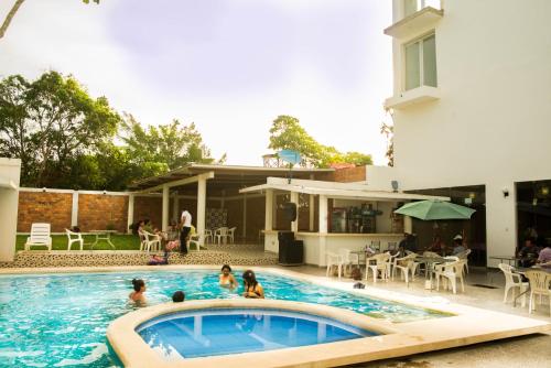 un grupo de niños jugando en una piscina en Tahuari Hotel, en Pucallpa