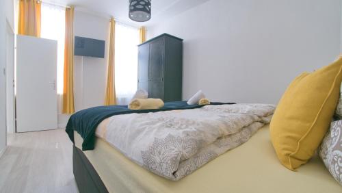 een slaapkamer met een bed met een teddybeer erop bij Niko Apartment Vienna in Wenen