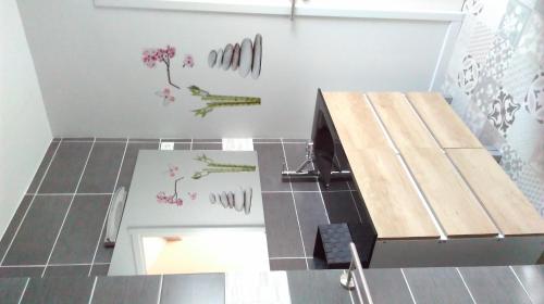 La salle de bains est pourvue d'un banc et de carrelage. dans l'établissement la maison du bonheur, à Roquetoire