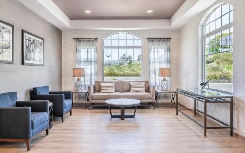 a living room with a couch and a table at Beachfront Inn in Brookings