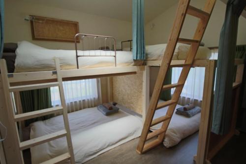 two bunk beds in a room with two beds at 晴家(HALELUYA) Guest House in Fujikawaguchiko