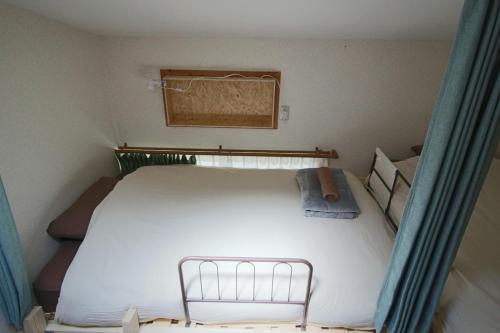 a bedroom with a white bed in a room at 晴家(HALELUYA) Guest House in Fujikawaguchiko